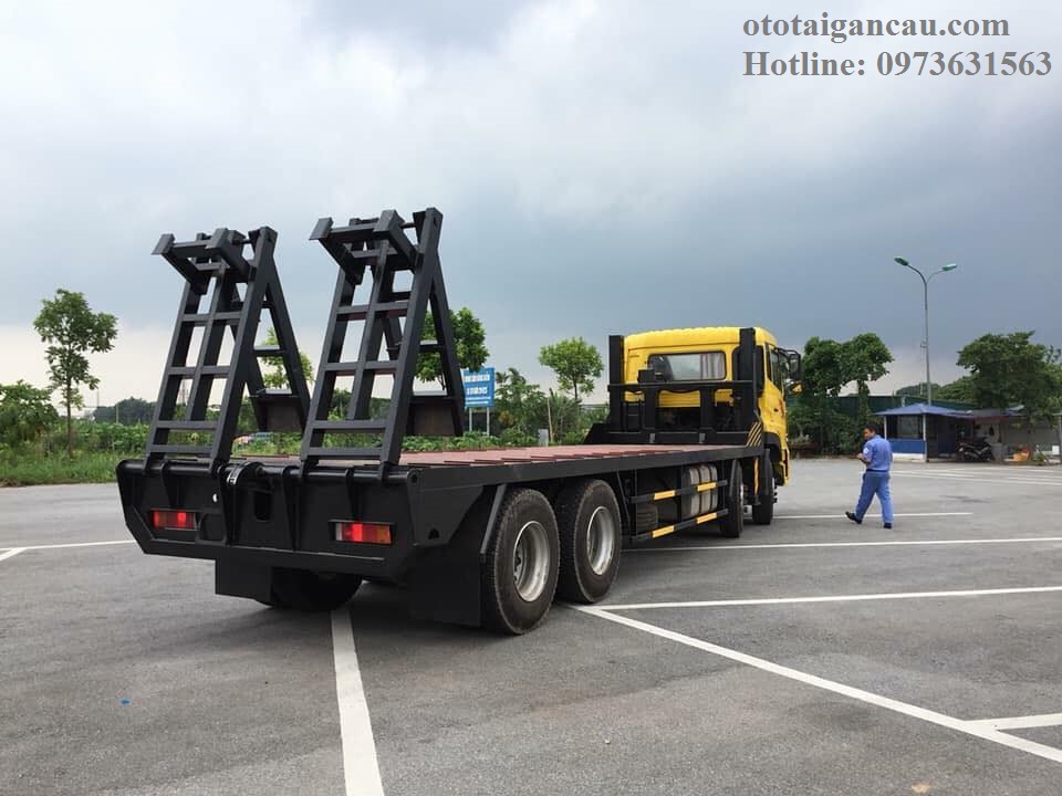xe nâng đầu chở máy công trình Dongfeng Hoàng huy 4 chân