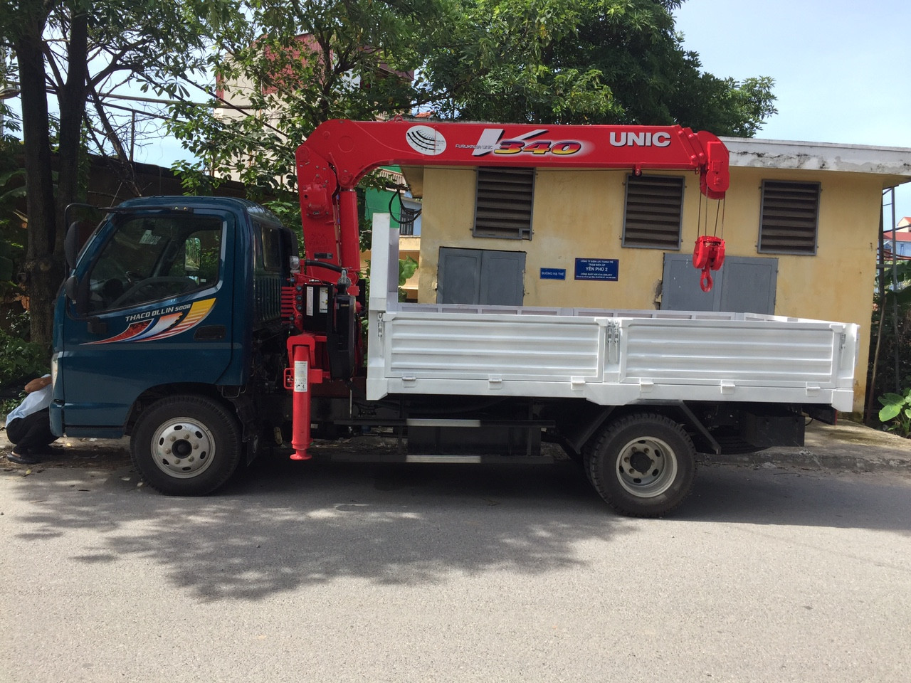 xe tải Thaco Ollin 500B gắn cẩu Unic 3 tấn 3 đốt